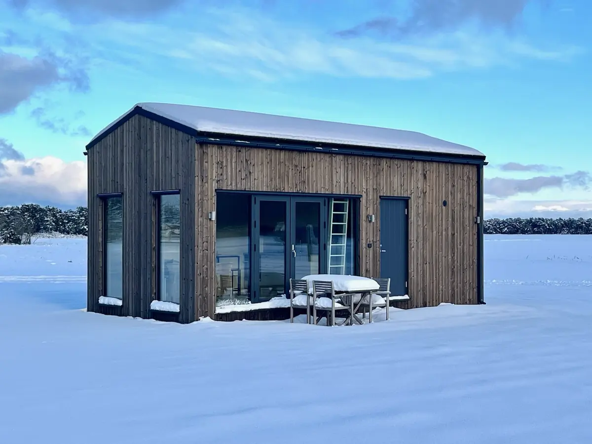 Burgsvik 30 i snötäckt landskap en klar vinterdag