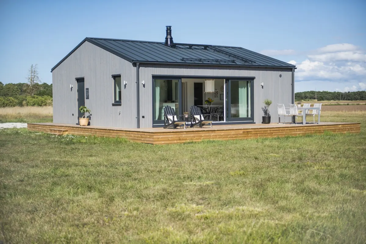 Fårö 74 i grått trä på öppen gotländsk mark