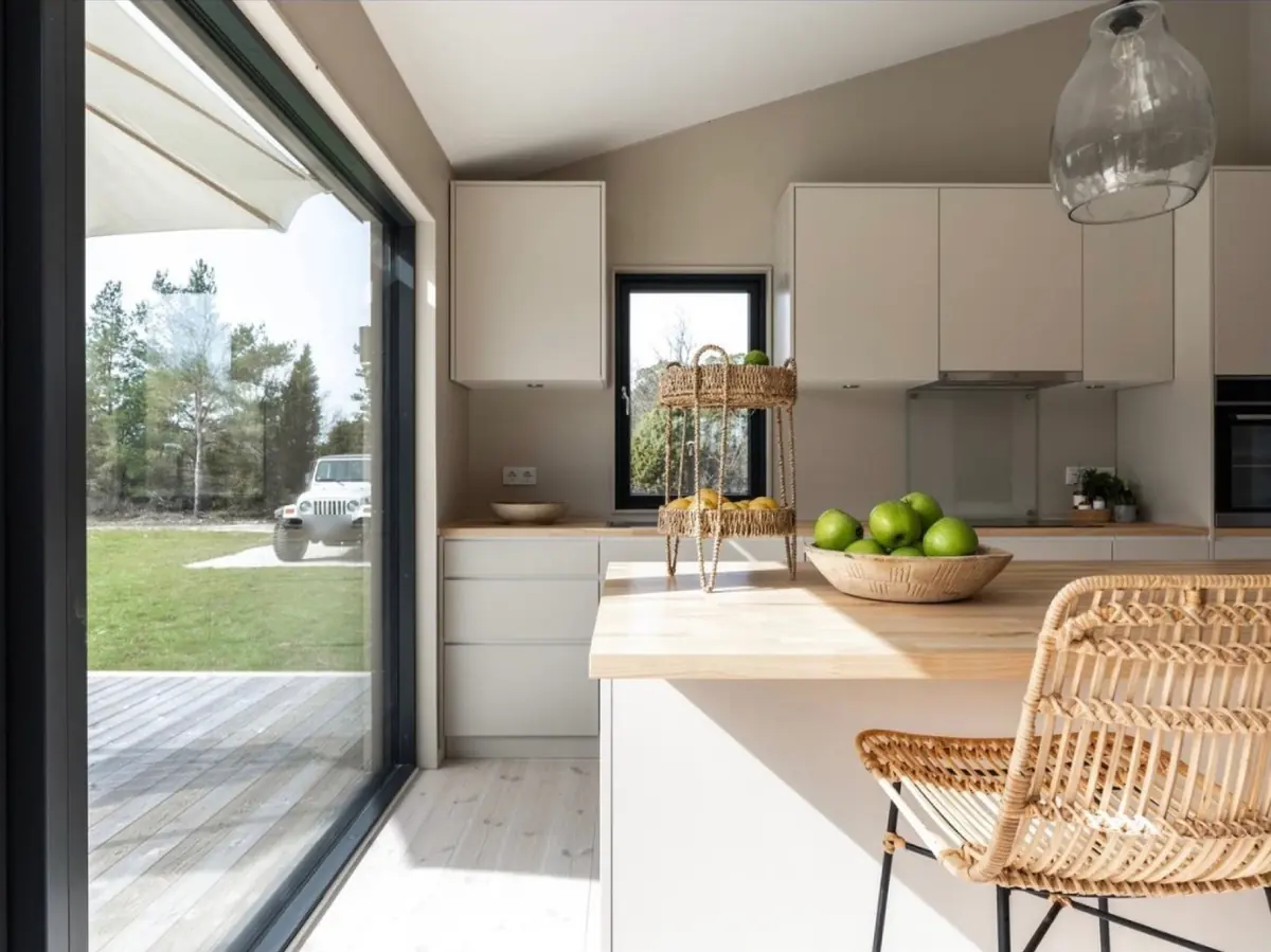 Ljust platsbyggt kök med köksö i ett levererat Öbo-hus
