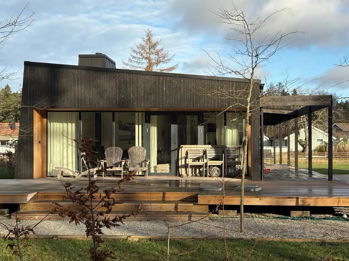 Milo 102 – specialritat hus i mörklaserat trä med pergola