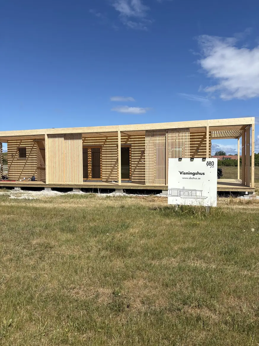 Visningshuset på Broväg 119 i Visby, med Öbo Hus skylt framför huset