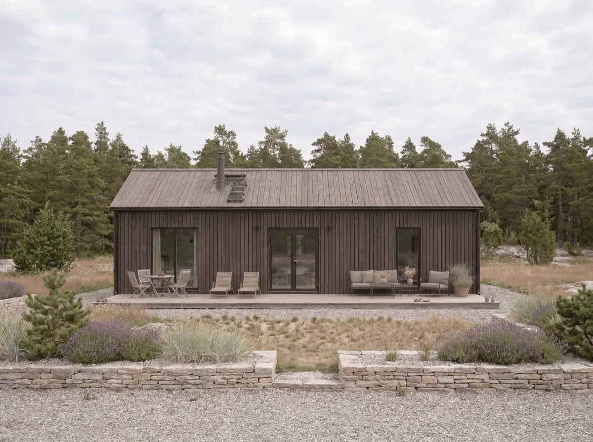 Visualisering: Burgsvik 67 i mörkbetsad panel rakt framifrån, med altan och möbler längs långsidan