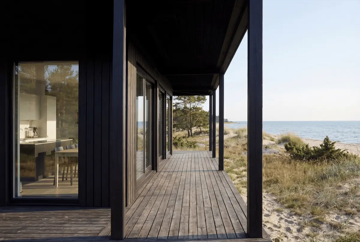 Visualisering: verandan under pergolan på Tofta 50, med mörk panel och trägolv