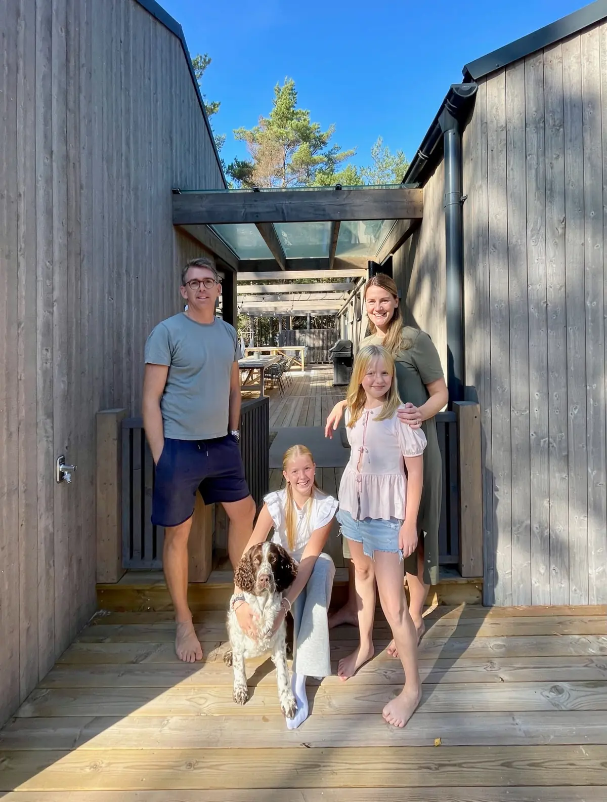 Familjen Magnusson utanför sitt Burgsvik 100 på Fårö